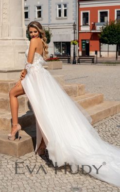 Lekka i subtelna suknia w delikatnym odcieniu nude z romantycznie opadającymi ramiączkami. Posiada pięknie wykończoną górę oraz zwiewny, tiulowy dół.