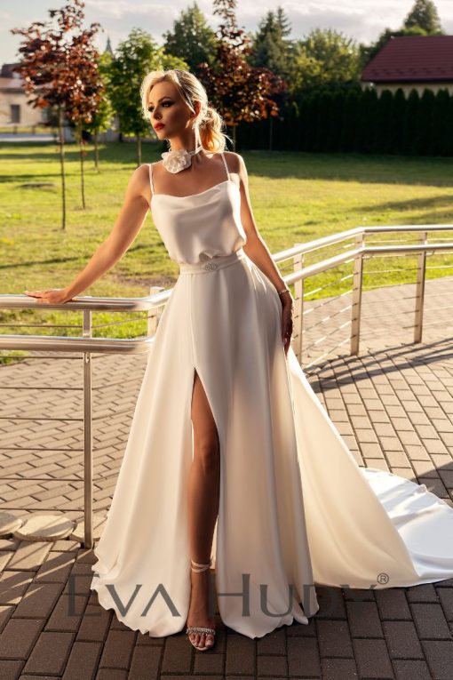 To satynowa, gładkość, która łączy w sobie elegancję i klasę. Udowadnia, jak pięknie potrafią ze sobą współgrać klasyczny minimalizm i modowe trendy.