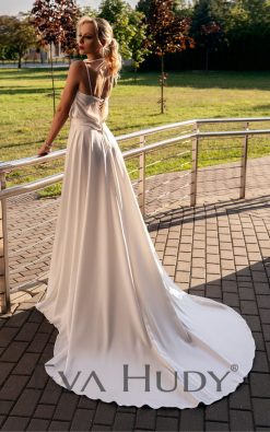 To satynowa, gładkość, która łączy w sobie elegancję i klasę. Udowadnia, jak pięknie potrafią ze sobą współgrać klasyczny minimalizm i modowe trendy.
