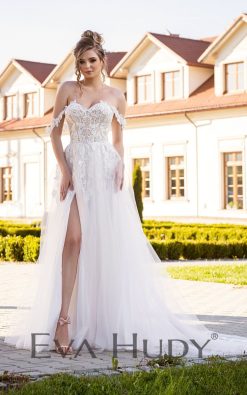 Romantyczna i dziewczęca suknia w klasycznym kształcie litery A z lekko opadającymi rękawkami. Zachwyca lekkością i subtelnością każdego detalu.