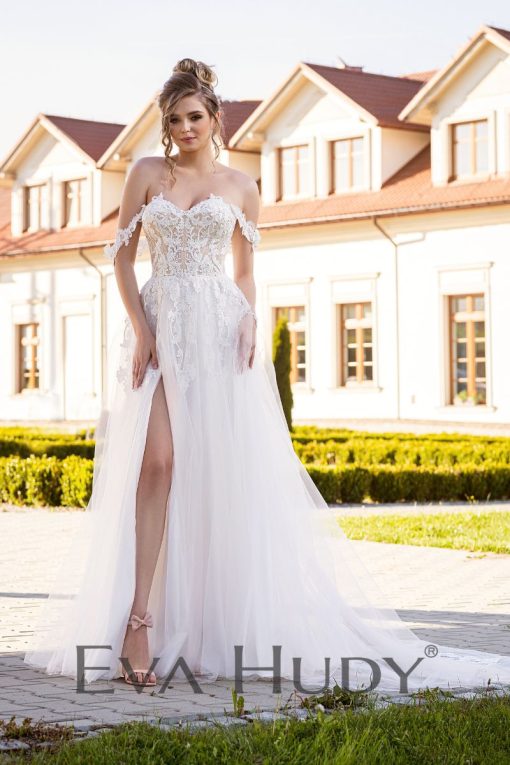 Romantyczna i dziewczęca suknia w klasycznym kształcie litery A z lekko opadającymi rękawkami. Zachwyca lekkością i subtelnością każdego detalu.
