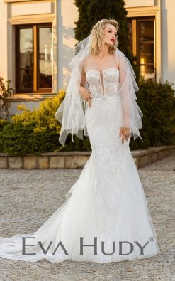 Elegancka i pełna blasku suknia w fasonie rybki. Perfekcyjnie eksponuje ciało. Posiada zjawiskowy tren oraz zdobione rękawki.