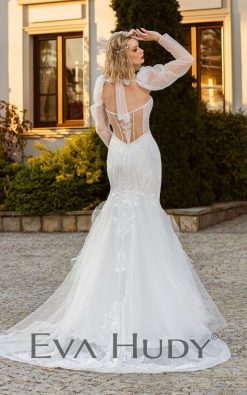 Elegancka i pełna blasku suknia w fasonie rybki. Perfekcyjnie eksponuje ciało. Posiada zjawiskowy tren oraz zdobione rękawki.