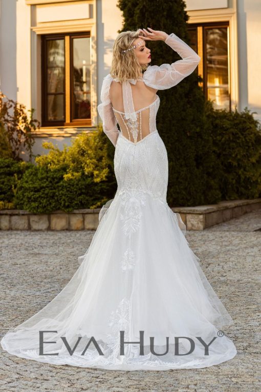 Elegancka i pełna blasku suknia w fasonie rybki. Perfekcyjnie eksponuje ciało. Posiada zjawiskowy tren oraz zdobione rękawki.