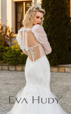 Elegancka i pełna blasku suknia w fasonie rybki. Perfekcyjnie eksponuje ciało. Posiada zjawiskowy tren oraz zdobione rękawki.
