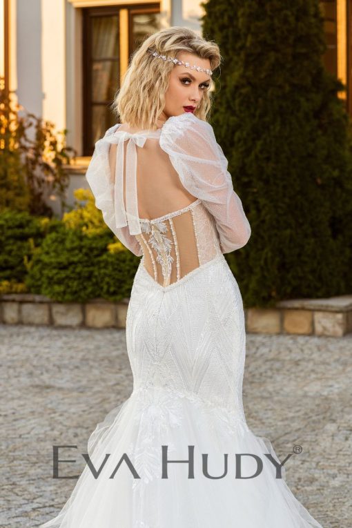 Elegancka i pełna blasku suknia w fasonie rybki. Perfekcyjnie eksponuje ciało. Posiada zjawiskowy tren oraz zdobione rękawki.