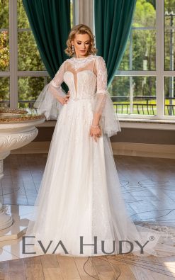 Bajeczna i pełna blasku suknia księżniczka. Jej dopełnieniem jest eleganckie bolerko, które dodaje całości klasy i szyku.