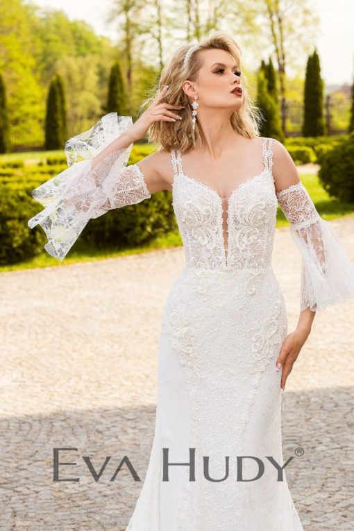 Elegancka suknia w fasonie rybki, wykonana z efektownej, nieco grubszej koronki. Posiada piękne koronkowe rękawy i efektowny długi tren.