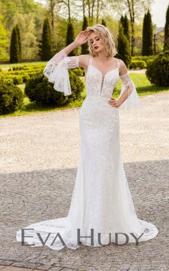 Elegancka suknia w fasonie rybki, wykonana z efektownej, nieco grubszej koronki. Posiada piękne koronkowe rękawy i efektowny długi tren.