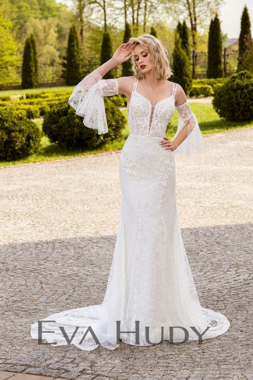 Elegancka suknia w fasonie rybki, wykonana z efektownej, nieco grubszej koronki. Posiada piękne koronkowe rękawy i efektowny długi tren.