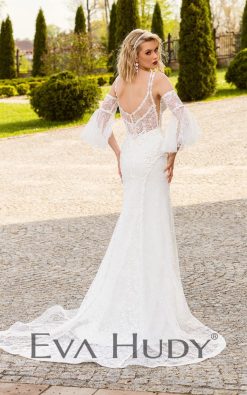 Elegancka suknia w fasonie rybki, wykonana z efektownej, nieco grubszej koronki. Posiada piękne koronkowe rękawy i efektowny długi tren.