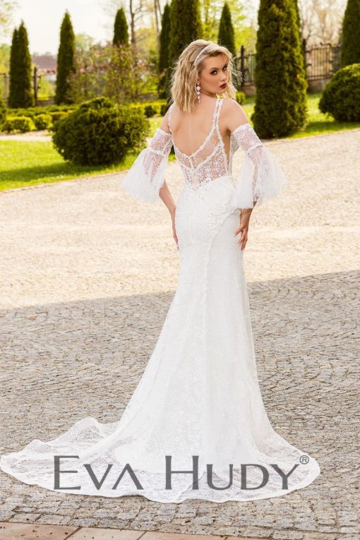 Elegancka suknia w fasonie rybki, wykonana z efektownej, nieco grubszej koronki. Posiada piękne koronkowe rękawy i efektowny długi tren.