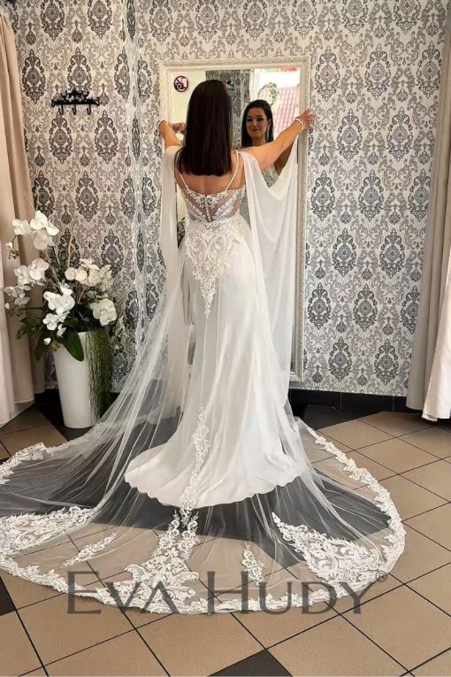 Elegancka suknia ślubna o kroju rybki, która w perfekcyjny sposób łączy klasyczną kobiecość z subtelnym wdziękiem. Wykonana jest ze zdobionej koronki.