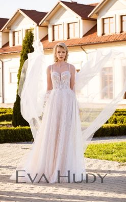Elegancka suknia ślubna o kroju literki A z wyjątkowym blaskiem. Subtelny połysk koronki dodaje całości luksusowego wyrazu.