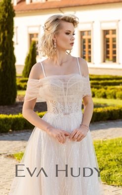 Elegancka suknia ślubna o kroju literki A z wyjątkowym blaskiem. Subtelny połysk koronki dodaje całości luksusowego wyrazu.