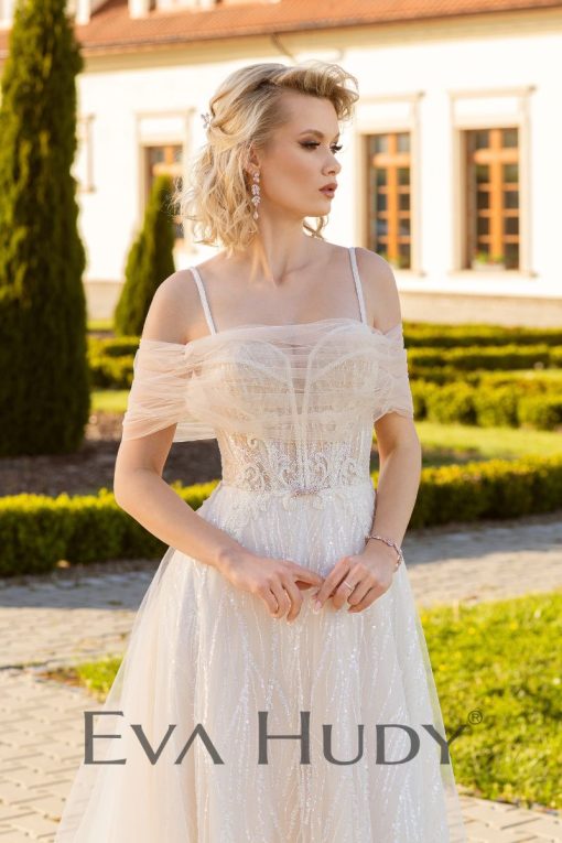 Elegancka suknia ślubna o kroju literki A z wyjątkowym blaskiem. Subtelny połysk koronki dodaje całości luksusowego wyrazu.