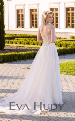 Elegancka suknia ślubna o kroju literki A z wyjątkowym blaskiem. Subtelny połysk koronki dodaje całości luksusowego wyrazu.