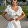 Elegancka i gładka suknia ślubna o ponadczasowym kroju klasycznej litery A, która zachwyca swoją prostą formą i minimalistycznym wykończeniem.