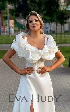 Elegancka i gładka suknia ślubna o ponadczasowym kroju klasycznej litery A, która zachwyca swoją prostą formą i minimalistycznym wykończeniem.
