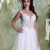 Romantyczna suknia o klasycznym kroju literki A. Ta sukienka zachwyca swoją formą — zrównoważoną, harmonijną dzięki czemu podkreśla piękno sylwetki.