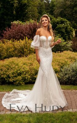 Syrenka pełna blasku i elegancji. Zjawiskowo podkreśla talię i biodra. Do tego posiada urocze, koronkowe rękawki, które dodają sukience zmysłowego akcentu.