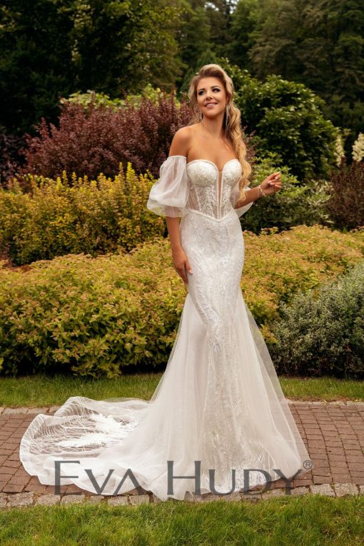 Syrenka pełna blasku i elegancji. Zjawiskowo podkreśla talię i biodra. Do tego posiada urocze, koronkowe rękawki, które dodają sukience zmysłowego akcentu.