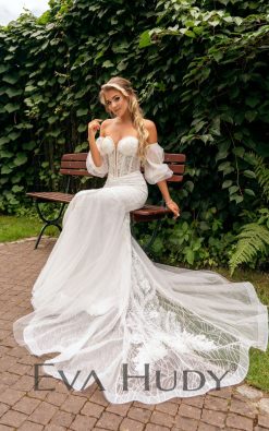Syrenka pełna blasku i elegancji. Zjawiskowo podkreśla talię i biodra. Do tego posiada urocze, koronkowe rękawki, które dodają sukience zmysłowego akcentu.