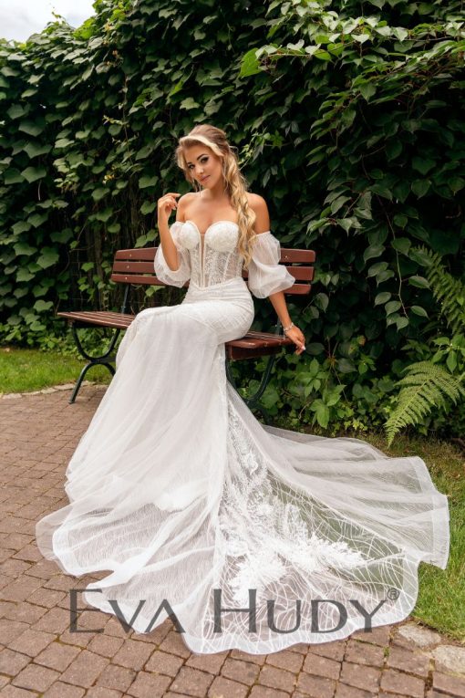 Syrenka pełna blasku i elegancji. Zjawiskowo podkreśla talię i biodra. Do tego posiada urocze, koronkowe rękawki, które dodają sukience zmysłowego akcentu.