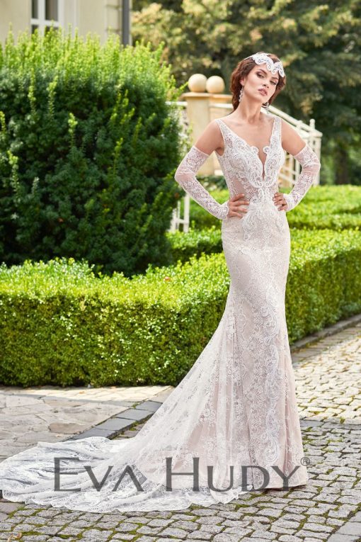 Koronkowa, subtelna suknia o kroju eleganckiej rybki. Wykonana z pięknej, wyrazistej koronki. Suknia posiada zabudowane plecy.