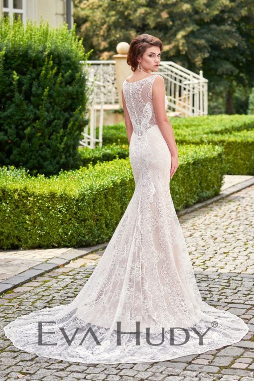 Koronkowa, subtelna suknia o kroju eleganckiej rybki. Wykonana z pięknej, wyrazistej koronki. Suknia posiada zabudowane plecy.