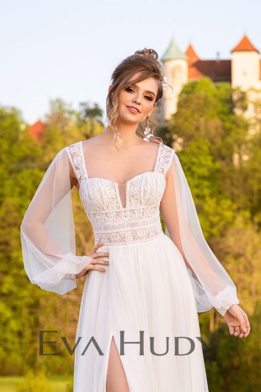 Piękna suknia w stylu boho, która zachwyca naturalnym wdziękiem. Dodatkowo posiada rękawki, które lekko opadają na ramiona.