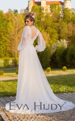 Piękna suknia w stylu boho, która zachwyca naturalnym wdziękiem. Dodatkowo posiada rękawki, które lekko opadają na ramiona.