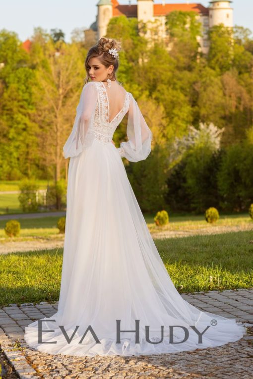 Piękna suknia w stylu boho, która zachwyca naturalnym wdziękiem. Dodatkowo posiada rękawki, które lekko opadają na ramiona.