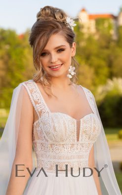 Piękna suknia w stylu boho, która zachwyca naturalnym wdziękiem. Dodatkowo posiada rękawki, które lekko opadają na ramiona.