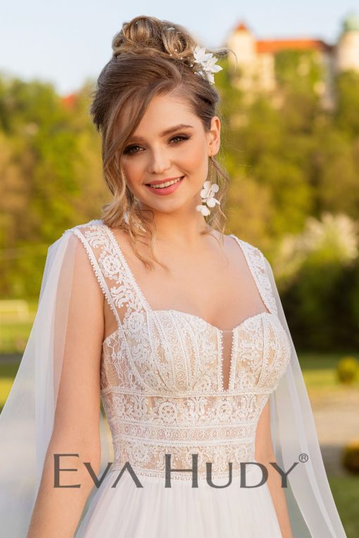 Piękna suknia w stylu boho, która zachwyca naturalnym wdziękiem. Dodatkowo posiada rękawki, które lekko opadają na ramiona.