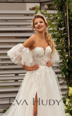Kolor: Ivory Rozmiar 38/40 (z możliwością pomniejszenia lub powiększenia o kilka centymetrów) Tabela rozmiarów: Biust: 93 cm Talia: 69 cm Biodra: 96 cm Wysokość od ramienia do talii przód: 46 cm Długość spódnicy: 120 cm Stan sukni: Model poekspozycyjny (mogą być widocznie niewielkie ślady mierzenia)