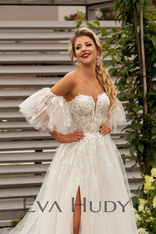 Kolor: Ivory Rozmiar 38/40 (z możliwością pomniejszenia lub powiększenia o kilka centymetrów) Tabela rozmiarów: Biust: 93 cm Talia: 69 cm Biodra: 96 cm Wysokość od ramienia do talii przód: 46 cm Długość spódnicy: 120 cm Stan sukni: Model poekspozycyjny (mogą być widocznie niewielkie ślady mierzenia)