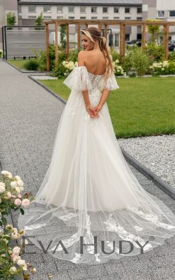 Kolor: Ivory Rozmiar 38/40 (z możliwością pomniejszenia lub powiększenia o kilka centymetrów) Tabela rozmiarów: Biust: 93 cm Talia: 69 cm Biodra: 96 cm Wysokość od ramienia do talii przód: 46 cm Długość spódnicy: 120 cm Stan sukni: Model poekspozycyjny (mogą być widocznie niewielkie ślady mierzenia)