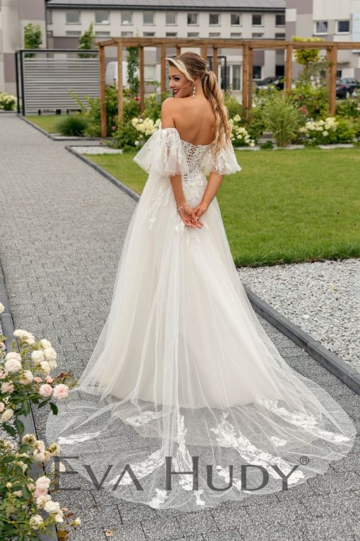 Kolor: Ivory Rozmiar 38/40 (z możliwością pomniejszenia lub powiększenia o kilka centymetrów) Tabela rozmiarów: Biust: 93 cm Talia: 69 cm Biodra: 96 cm Wysokość od ramienia do talii przód: 46 cm Długość spódnicy: 120 cm Stan sukni: Model poekspozycyjny (mogą być widocznie niewielkie ślady mierzenia)