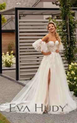 Kolor: Ivory Rozmiar 38/40 (z możliwością pomniejszenia lub powiększenia o kilka centymetrów) Tabela rozmiarów: Biust: 93 cm Talia: 69 cm Biodra: 96 cm Wysokość od ramienia do talii przód: 46 cm Długość spódnicy: 120 cm Stan sukni: Model poekspozycyjny (mogą być widocznie niewielkie ślady mierzenia)