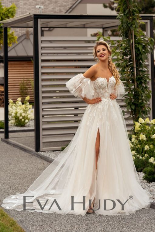 Kolor: Ivory Rozmiar 38/40 (z możliwością pomniejszenia lub powiększenia o kilka centymetrów) Tabela rozmiarów: Biust: 93 cm Talia: 69 cm Biodra: 96 cm Wysokość od ramienia do talii przód: 46 cm Długość spódnicy: 120 cm Stan sukni: Model poekspozycyjny (mogą być widocznie niewielkie ślady mierzenia)