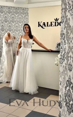 Romantyczna suknia o kroju litery A. Jej dopracowane detale sprawiają, że całość prezentuje się niezwykle harmonijnie, a zarazem niebanalnie.