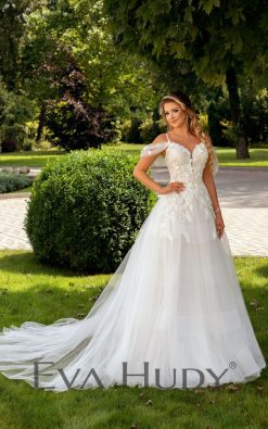 Jest romantyczną księżniczką z koronkowym, zdobionym gorsetem. Posiada romantyczne, tiulowe rękawki ozdobione kwiatuszkami 3D.